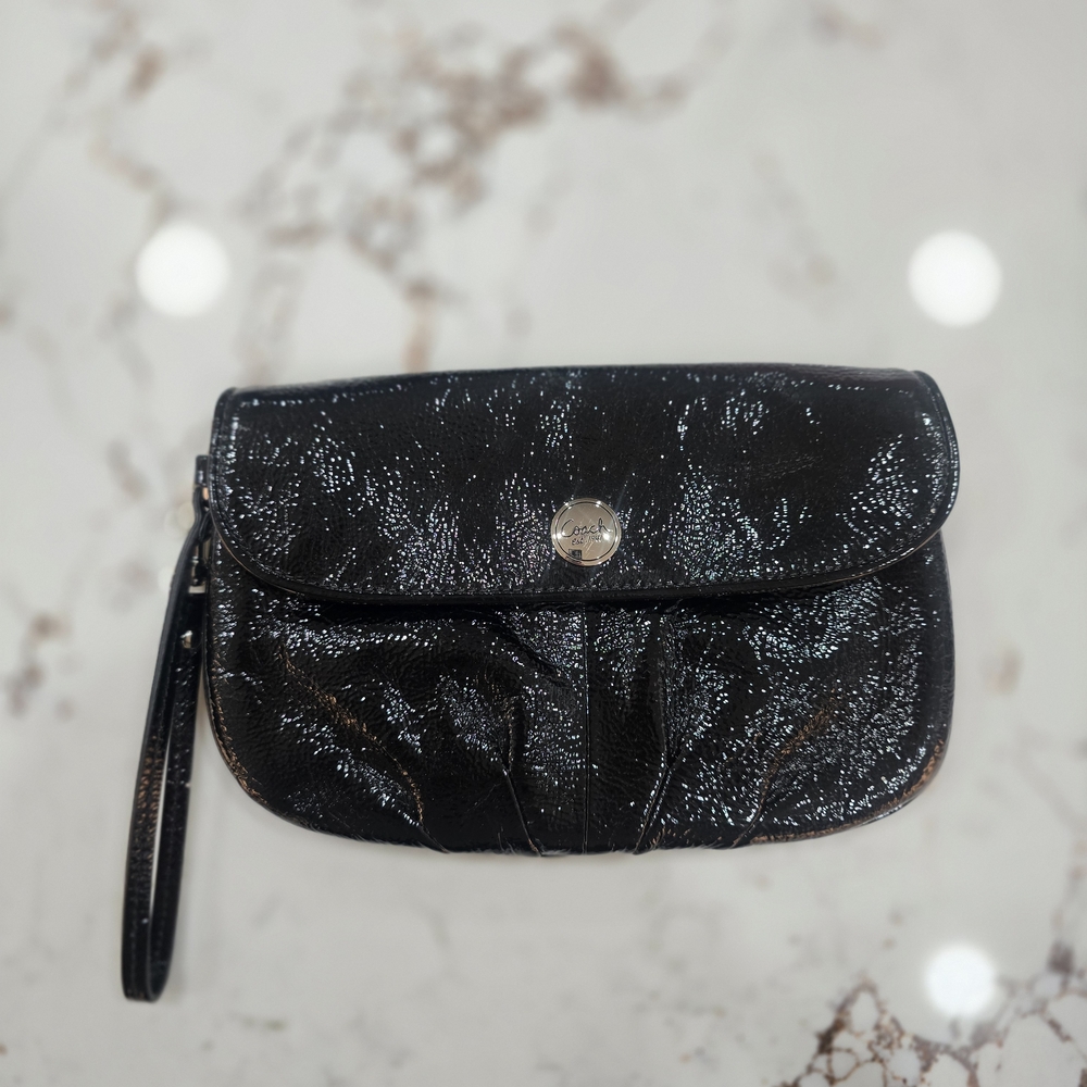 Coach Black Patent Leather Wristlet / Clutch – Multi-Card Interior